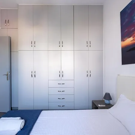 Adelphi * Perissa (Santorini)