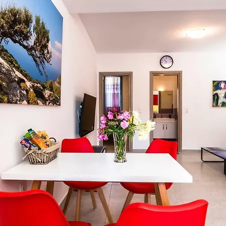 Adelphi Apartment *