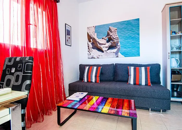 Adelphi * Perissa (Santorini)