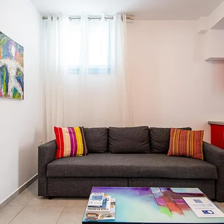 Adelphi Perissa (Santorini)