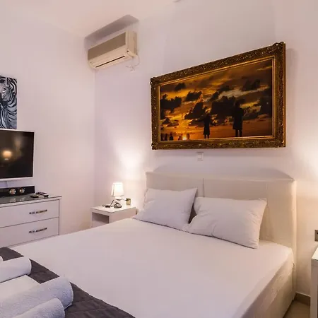 Adelphi * Perissa (Santorini)