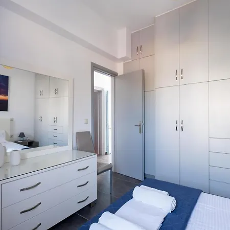 Adelphi * Perissa (Santorini)