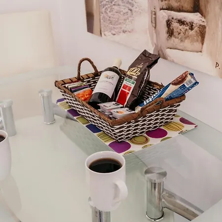 Adelphi * Perissa (Santorini)