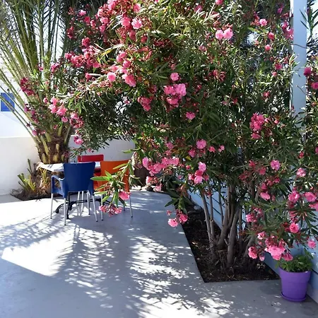 Adelphi * Perissa (Santorini)