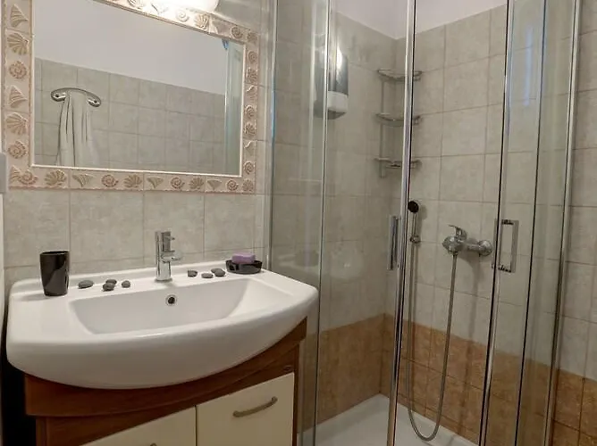 Adelphi * Περίσσα