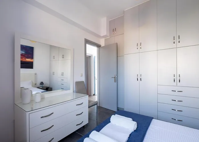 Adelphi * Περίσσα