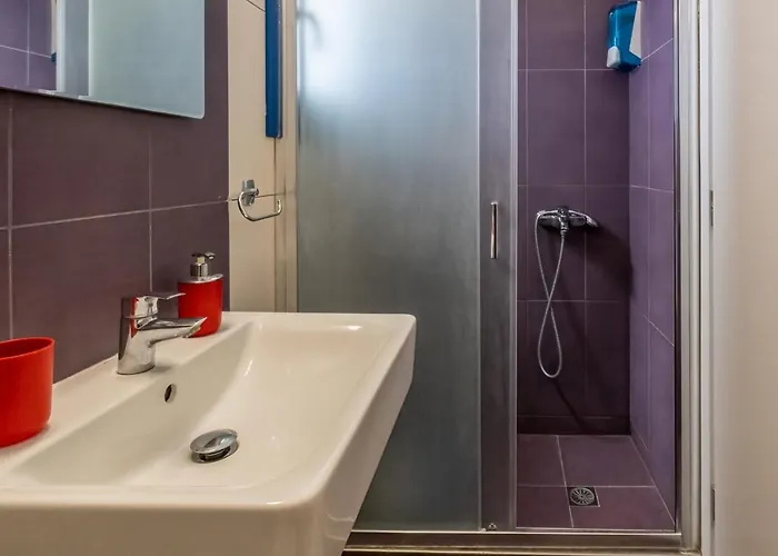 Adelphi Περίσσα