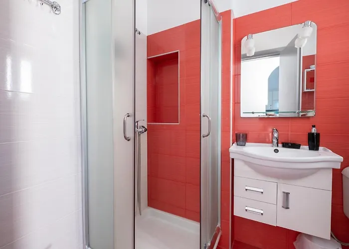 Adelphi Περίσσα