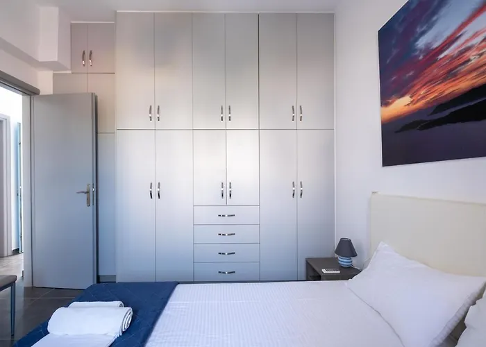 Adelphi * Perissa (Santorini)