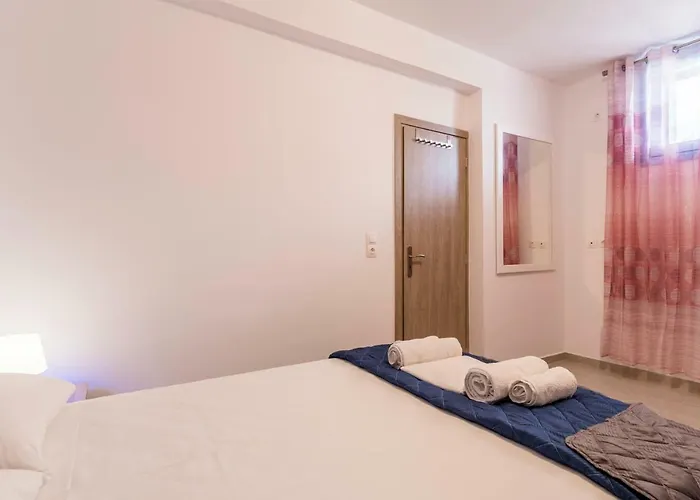 Adelphi Perissa (Santorini)